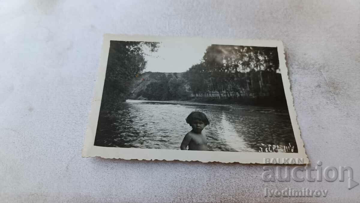 Photo Little girl by the river