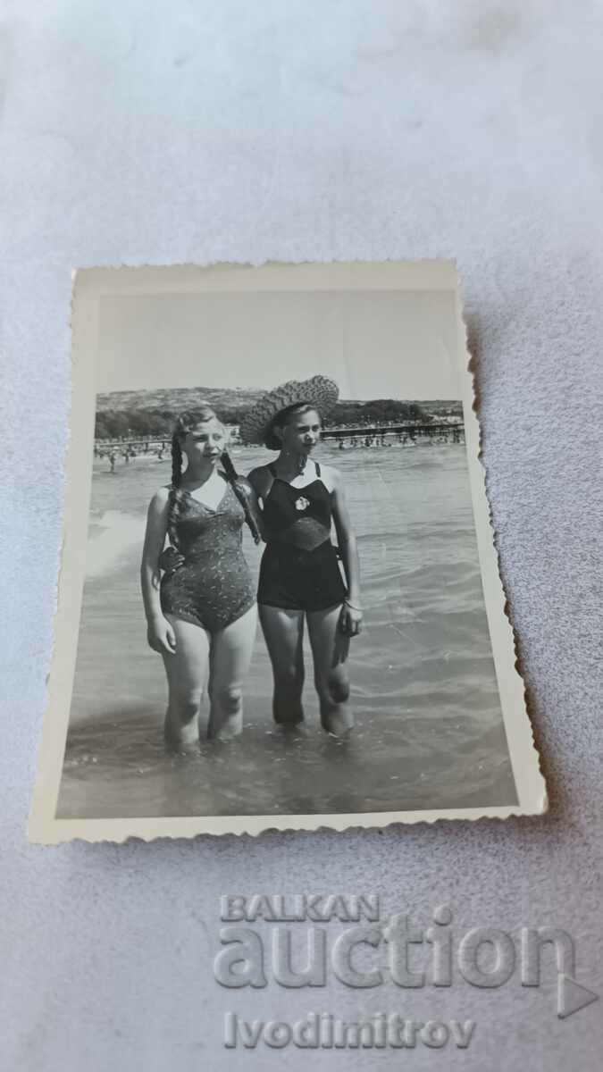 Fotografie Stalin Două fete tinere pe plajă 1950