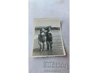Fotografie Stalin Două fete tinere pe plajă 1950