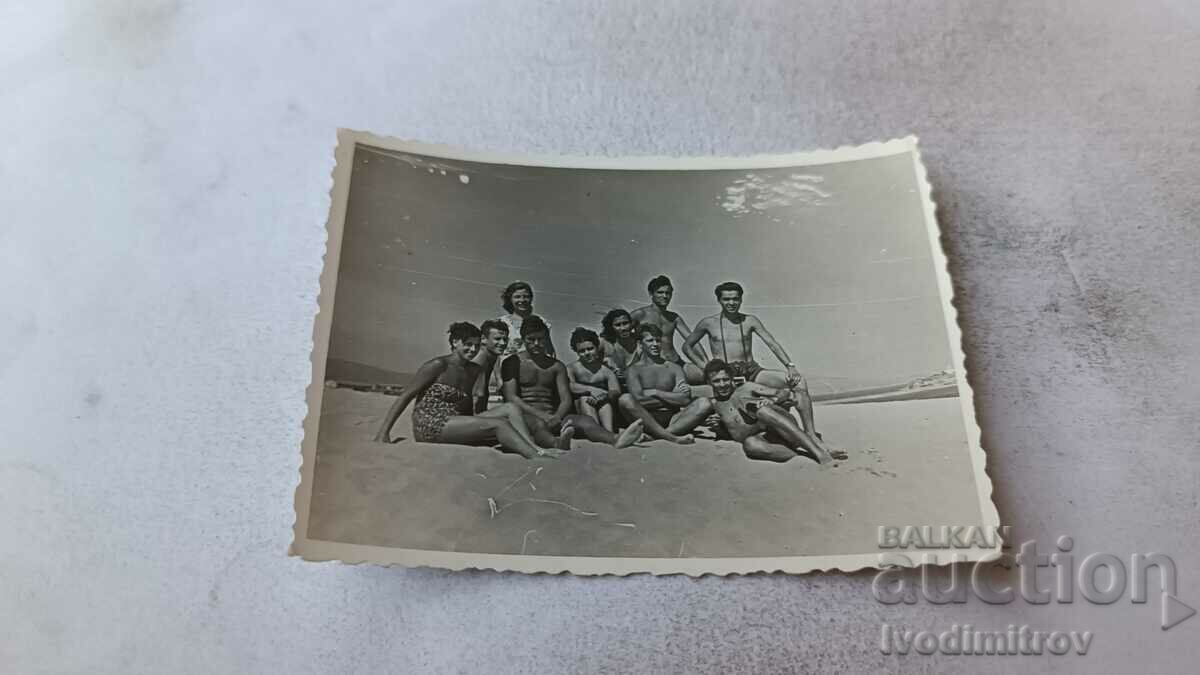 Снимка Несебър Младежи и девойки на плажа 1957