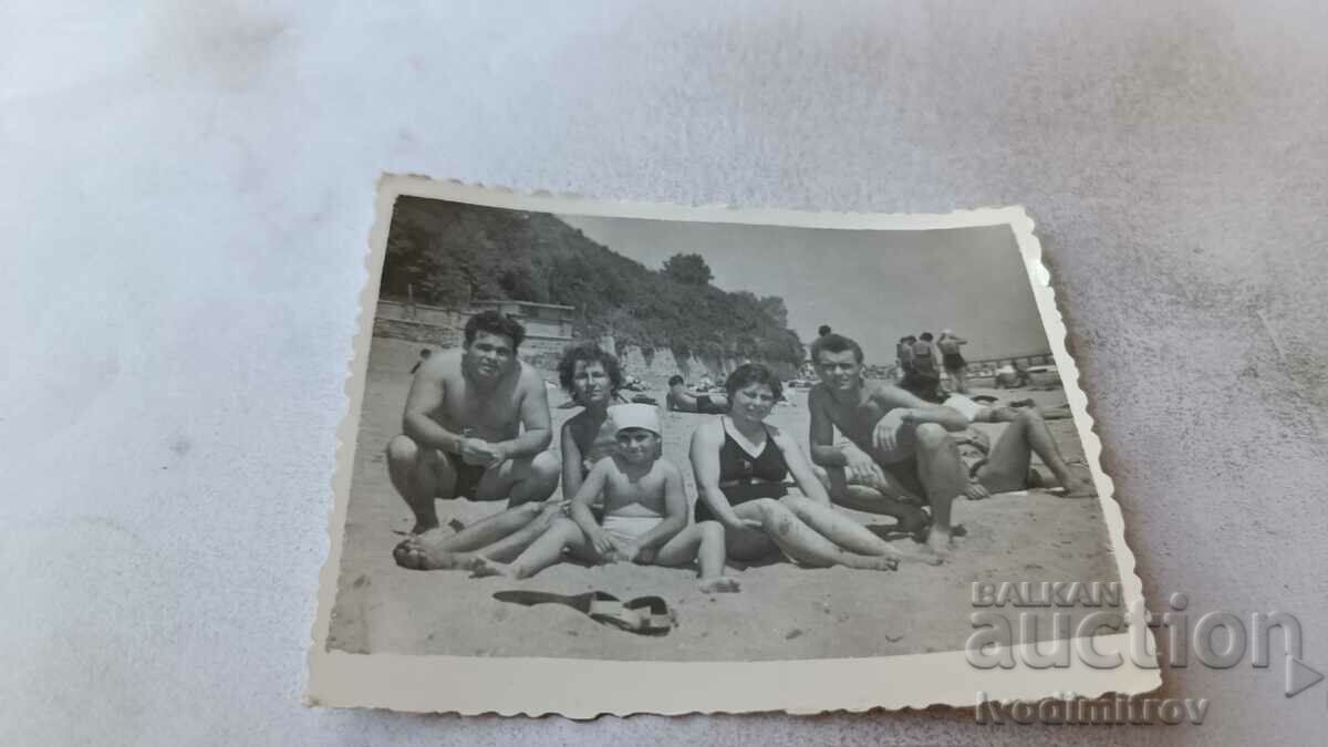 Φωτογραφία Άνδρες, γυναίκες και ένα αγόρι στην παραλία