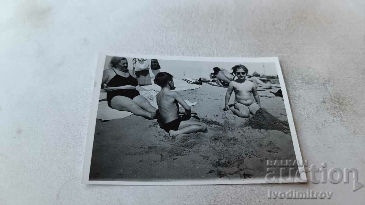Снимка Златни пясъци Жена момче и момиче на плажа 1970