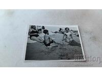 Fotografie Nisipurile de Aur Femeie Băiat și Fată pe plajă 1970