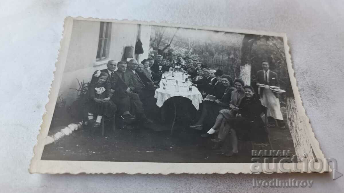 Εικόνα Άνδρες και γυναίκες που πίνουν ένα ποτό σε ένα τραπέζι