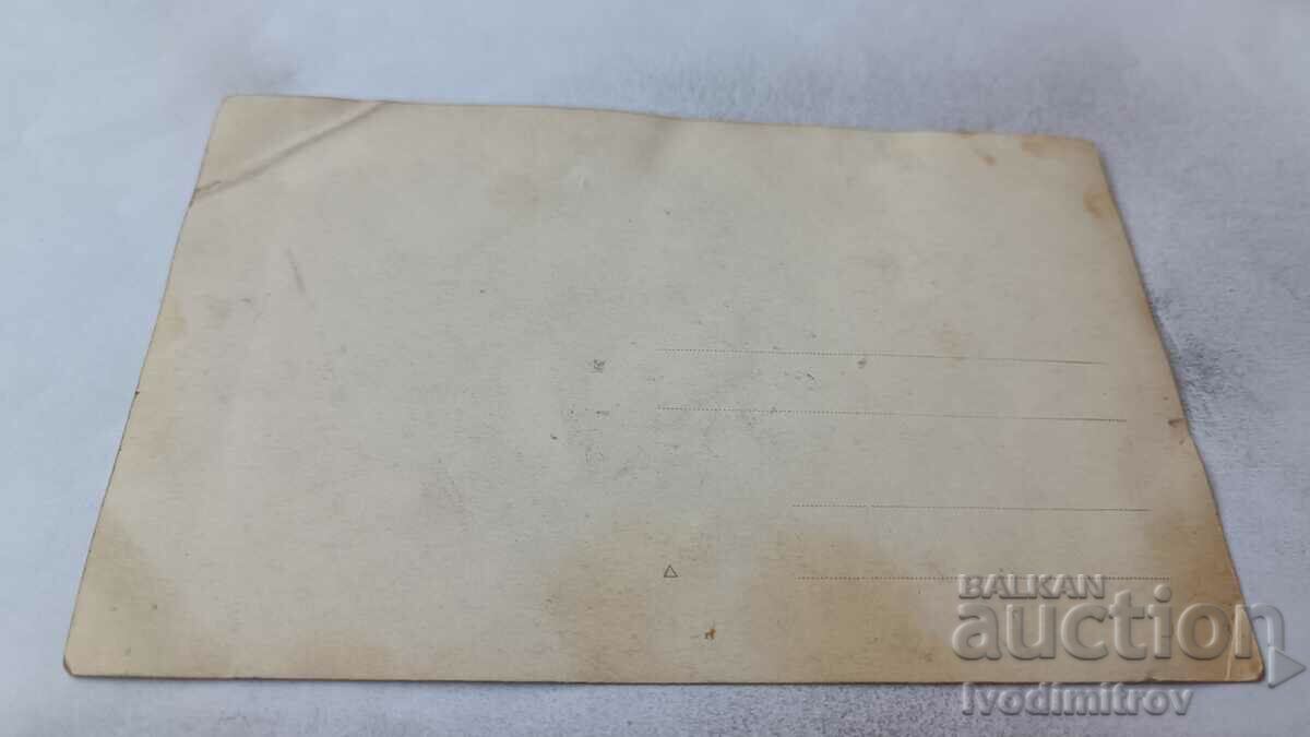 Φωτογραφία Νεαρή γυναίκα με παραδοσιακό φόρεμα με τιμή 1.65 BGN | € 0.84 Φωτογραφία Νεαρή γυναίκα με παραδοσιακό φόρεμα με τιμή 1.65 BGN | € 0.84