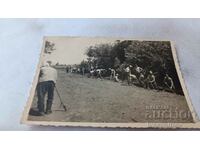 Foto Soldații goi până la brâu cu târnăcoape și lopeți