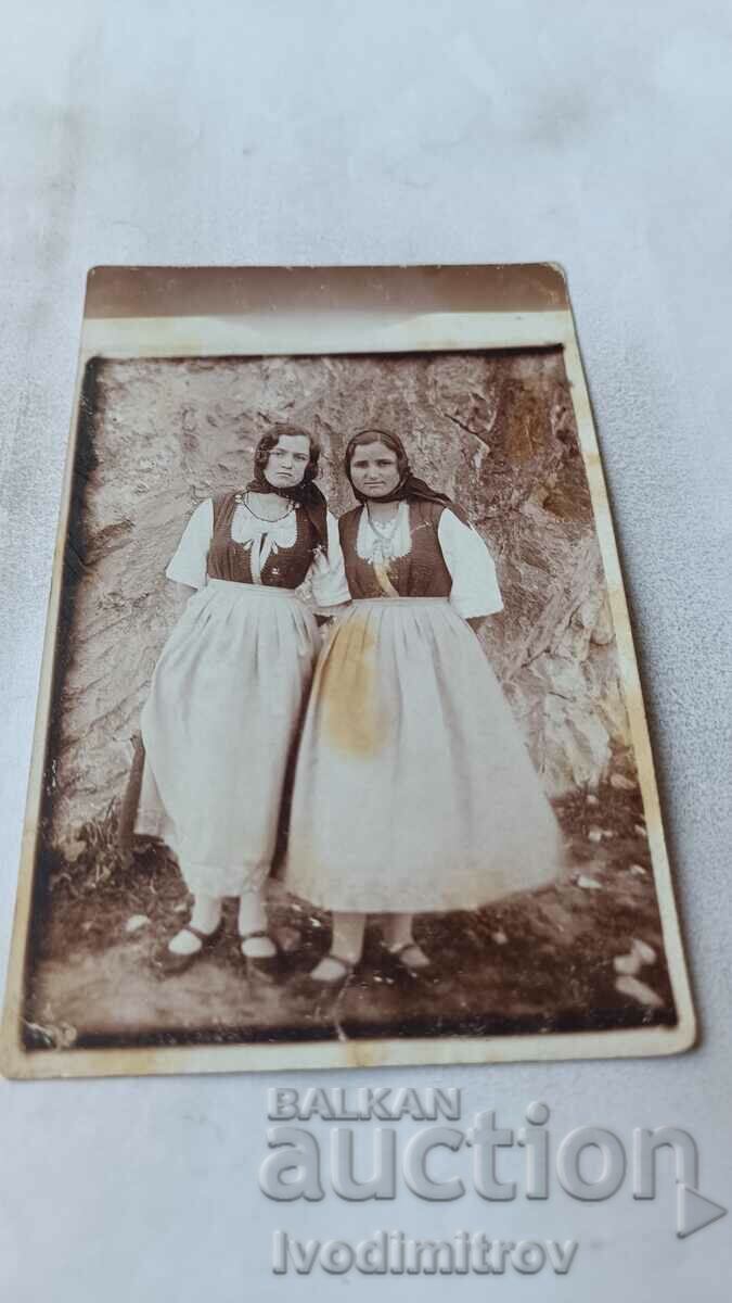 Снимка Две млади жени в традиционно облекло