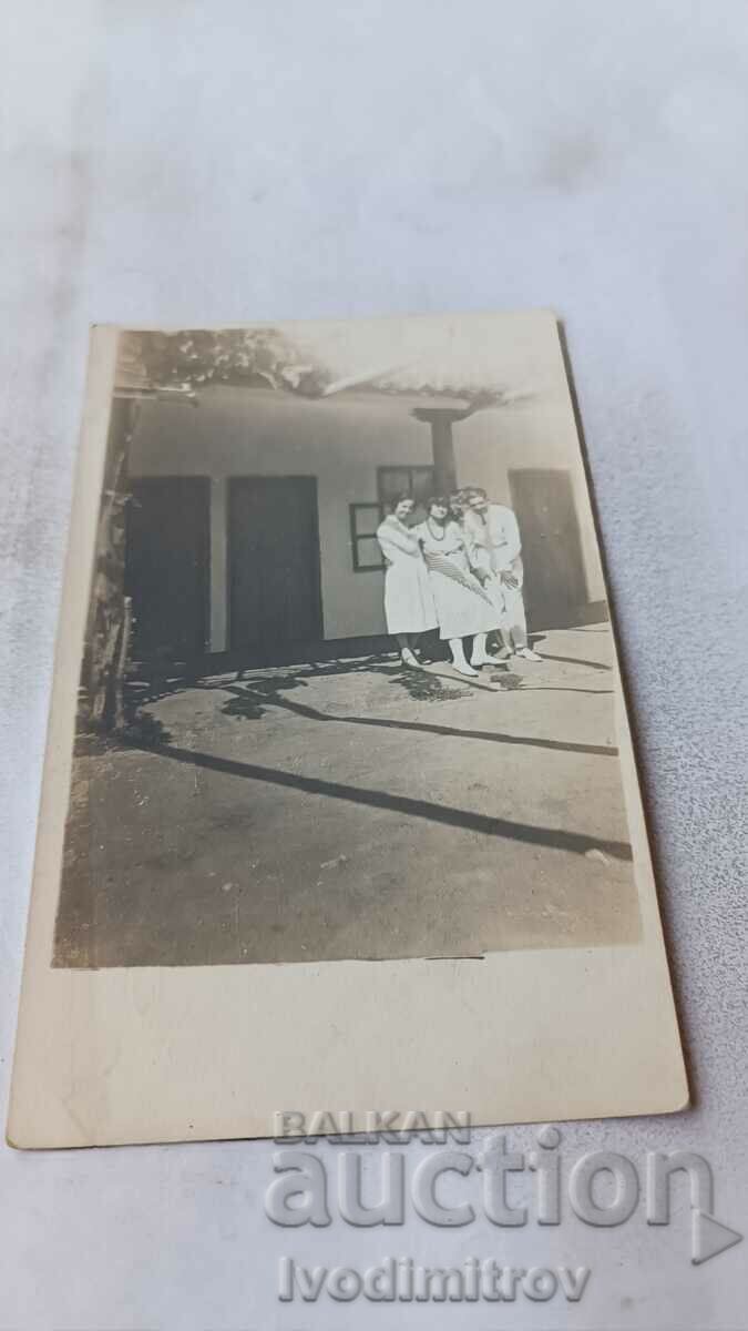 Снимка Мъж и две млади момичета пред къщата си 1926