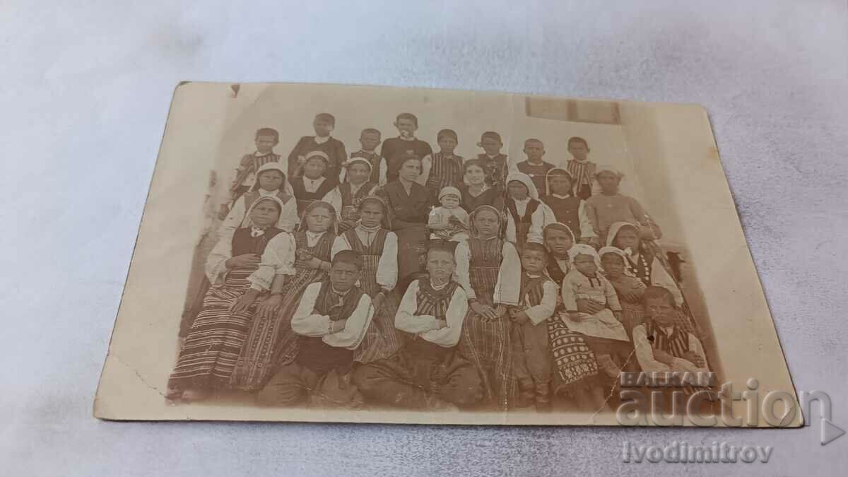 Φωτογραφία Mihailovo Μαθητές και δάσκαλος με λαϊκές φορεσιές 1924
