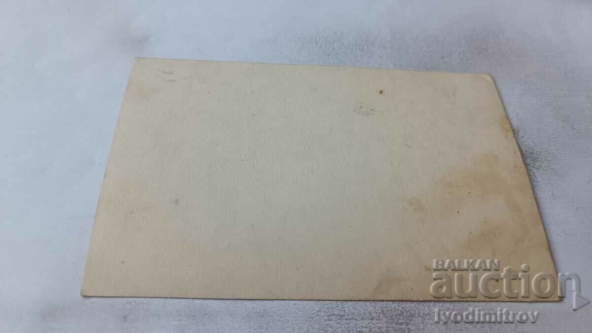 Φωτογραφία Νεαρό κορίτσι δίπλα σε ένα σιντριβάνι με τιμή 1.35 BGN | € 0.69 Φωτογραφία Νεαρό κορίτσι δίπλα σε ένα σιντριβάνι με τιμή 1.35 BGN | € 0.69