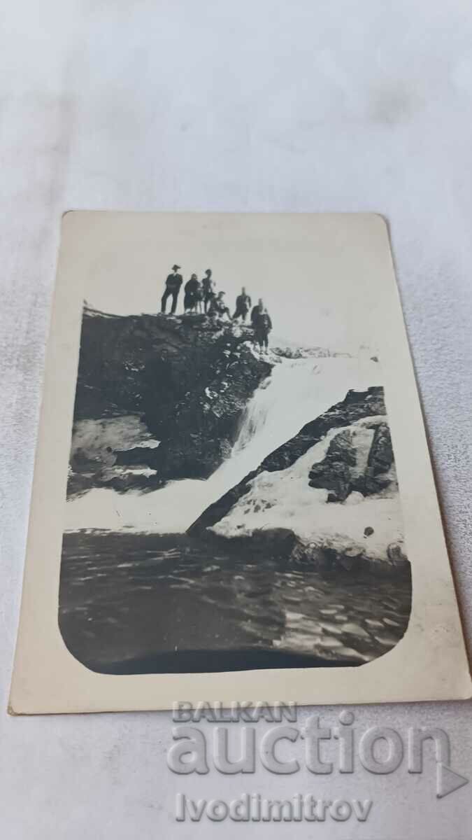 Снимка Мъже и жени покрай водопад