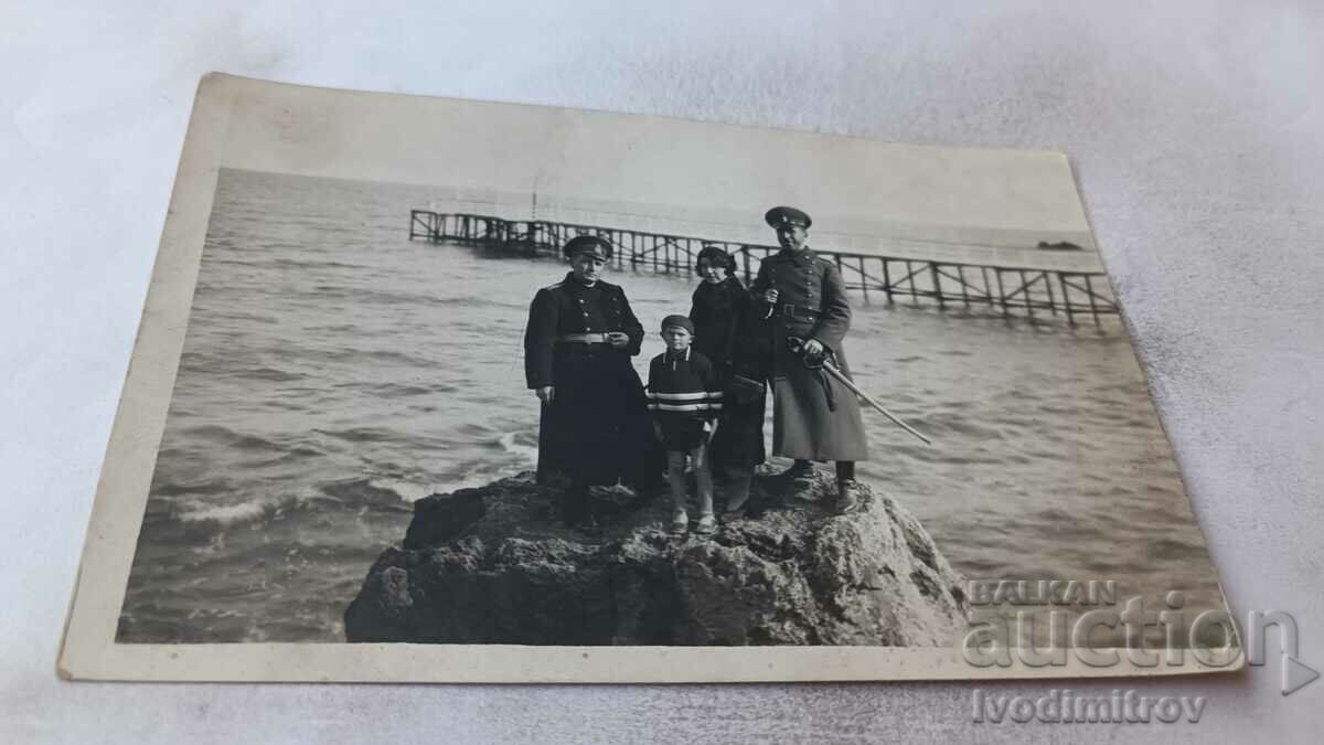 Снимка Св. Константинъ Двама офицери жена и момче на скала
