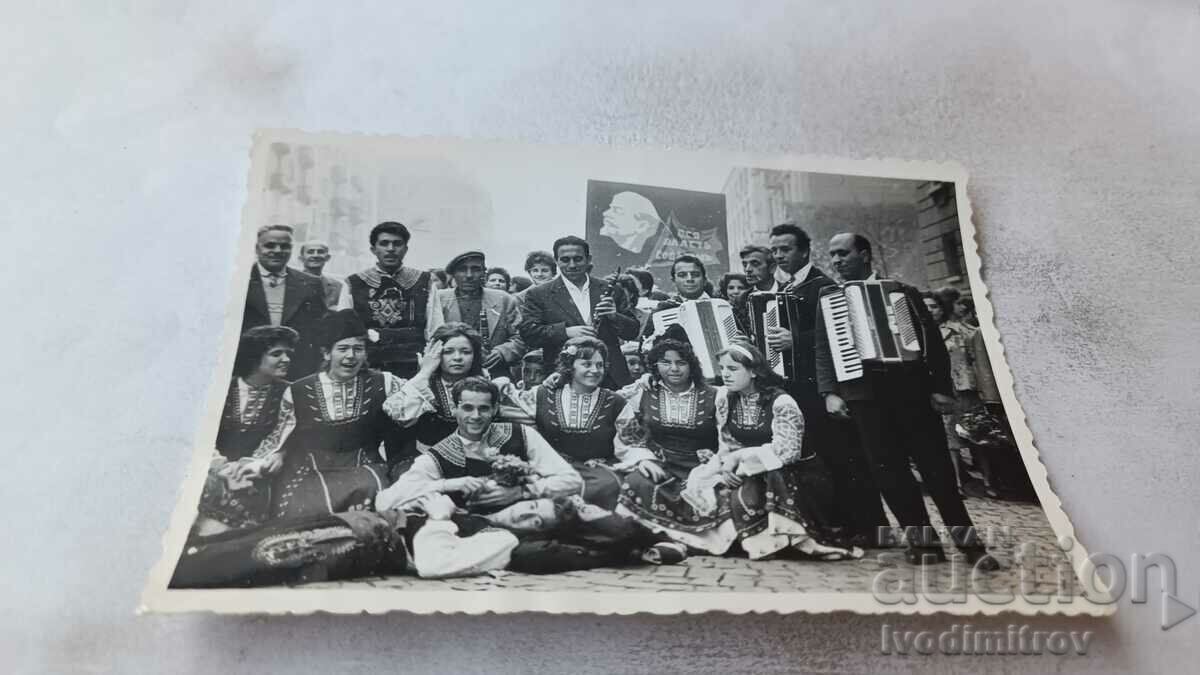 Снимка София Мъже и жени с народни носии на улицата