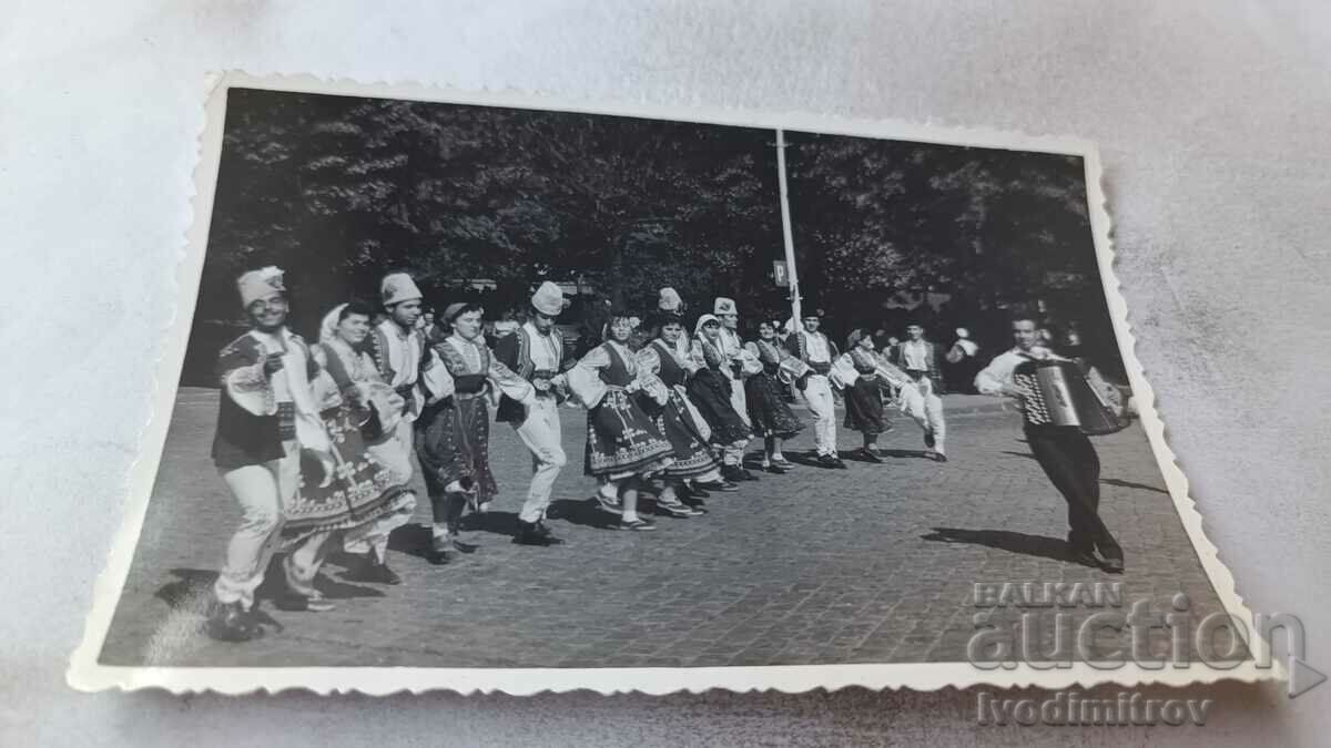 Φωτογραφία Σοφία Άνδρες και γυναίκες με λαϊκές φορεσιές χορεύουν ένα χορό
