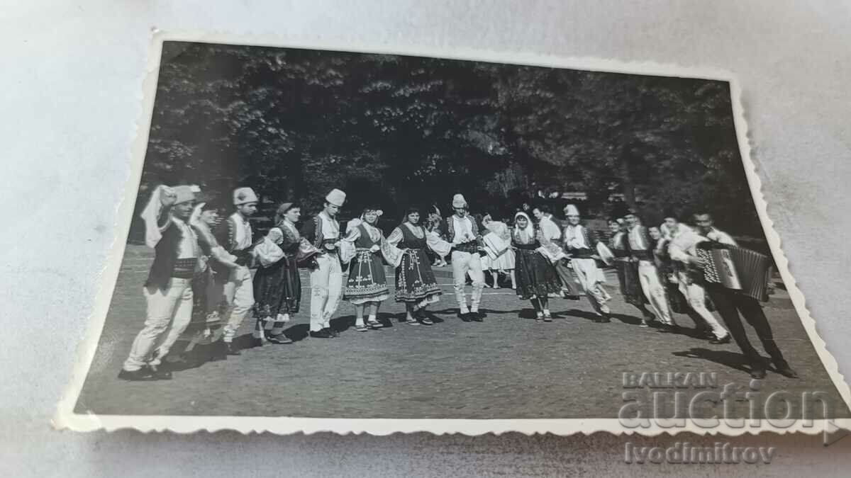Φωτογραφία Σοφία Άνδρες και γυναίκες με λαϊκές φορεσιές χορεύουν ένα χορό