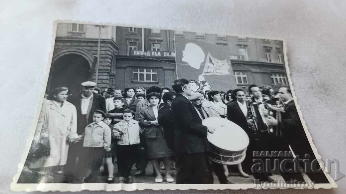 Снимка София Мъже и жени пред Министерски съвет
