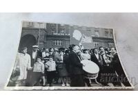 Снимка София Мъже и жени пред Министерски съвет