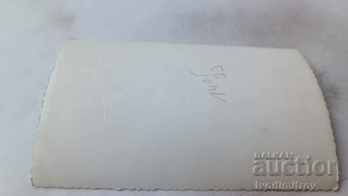 Φωτογραφία Τέσσερις άνδρες στο δρόμο με τιμή 1.45 BGN | € 0.74 Φωτογραφία Τέσσερις άνδρες στο δρόμο με τιμή 1.45 BGN | € 0.74