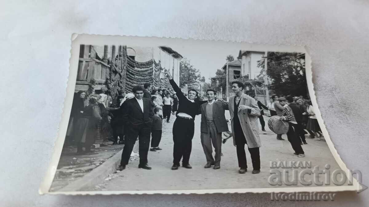 Fotografie Patru bărbați pe stradă