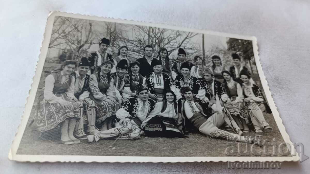 Foto Bărbați și femei în costume tradiționale