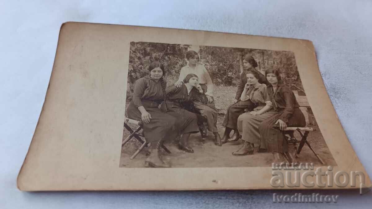 Photo Young Girls in the Park 1917