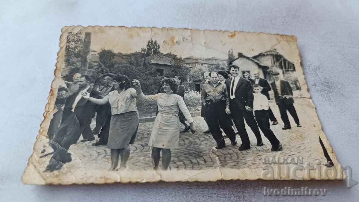 Photo Men and women dancing in the street