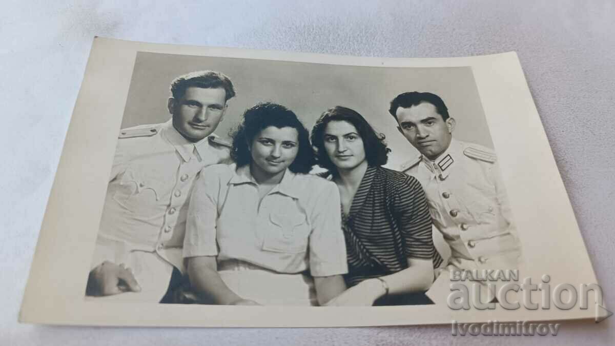 Φωτογραφία Σοφία Δύο αξιωματικοί και δύο νεαρές γυναίκες 1947