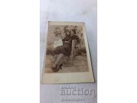Photo Woman sitting on a wicker chair