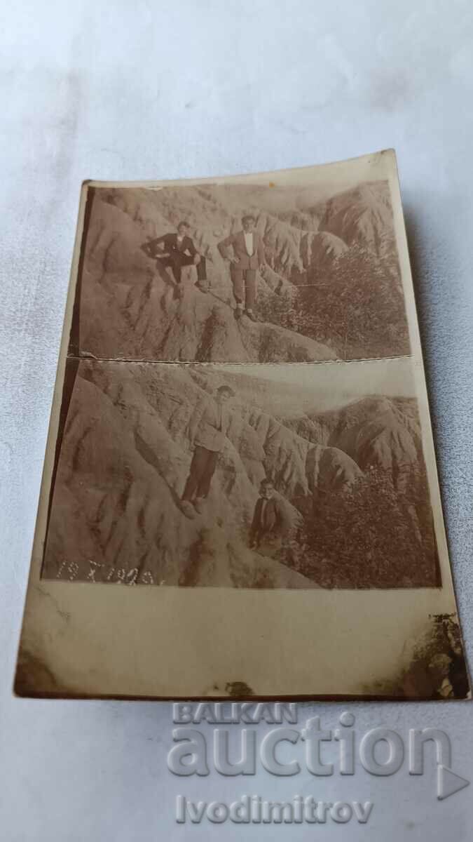 Photo Two youths on the rocks 1920
