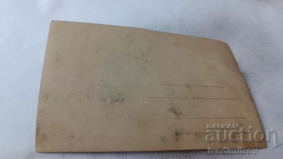 Φωτογραφία Νέοι που κάθονται σε έναν πάγκο με τιμή 1.15 BGN | € 0.59 Φωτογραφία Νέοι που κάθονται σε έναν πάγκο με τιμή 1.15 BGN | € 0.59