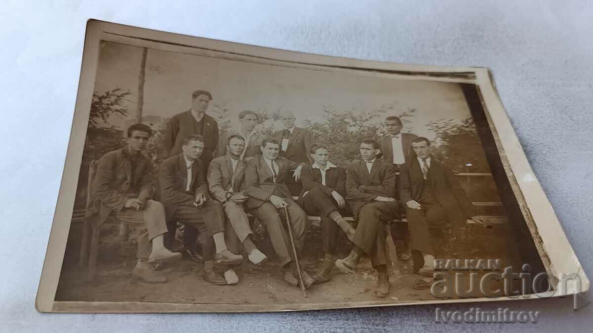 Photo Young people sitting on a bench