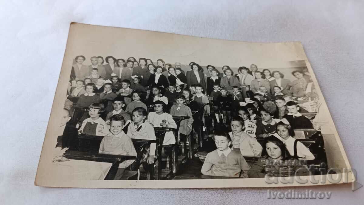 Снимка Ученици от I клас със свои учители в класна стая