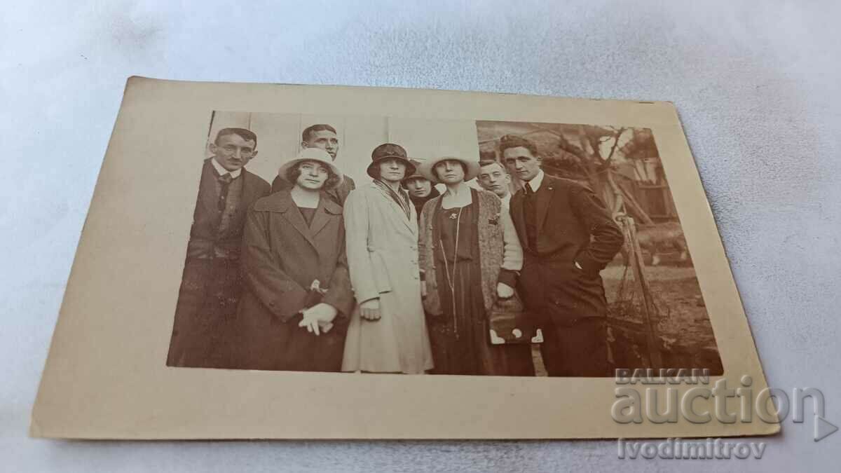 Снимка Младежи и девойки в двора на къща 1925