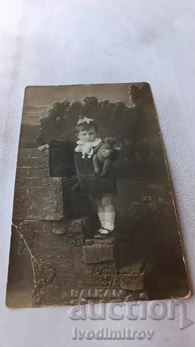 Foto fetiță pe scări 1930