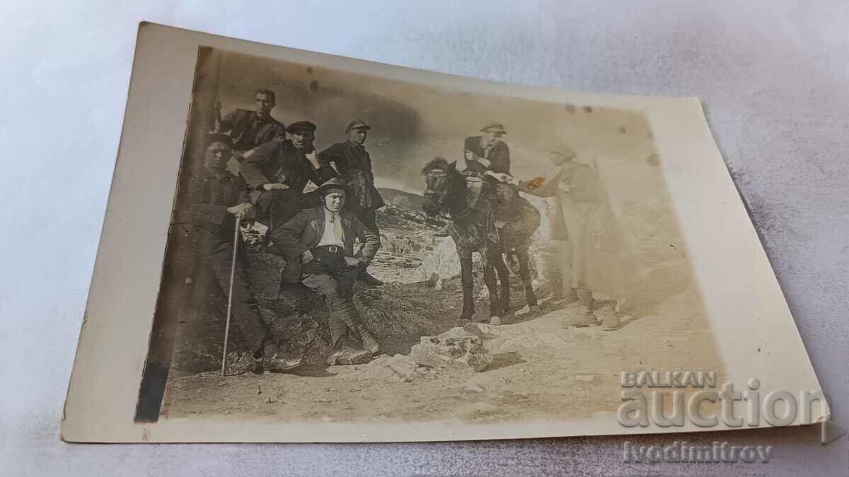 Photo Soldier man on a black horse and youths