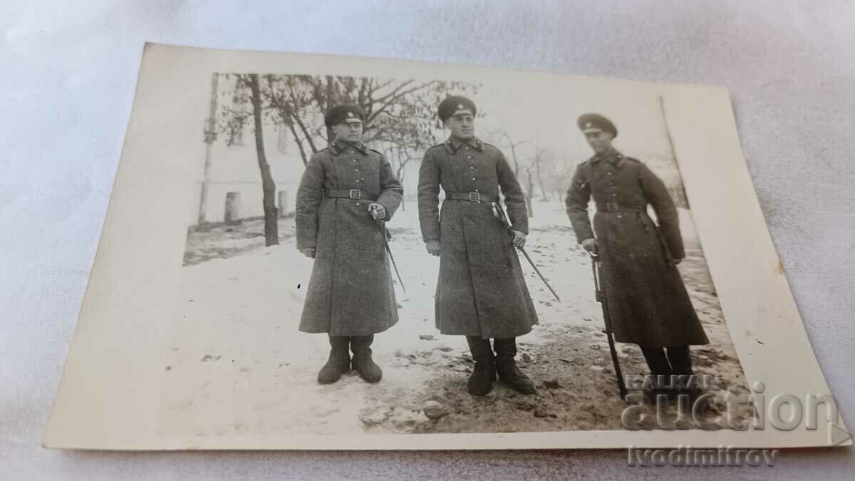 Foto Trei ofițeri pe stradă iarna