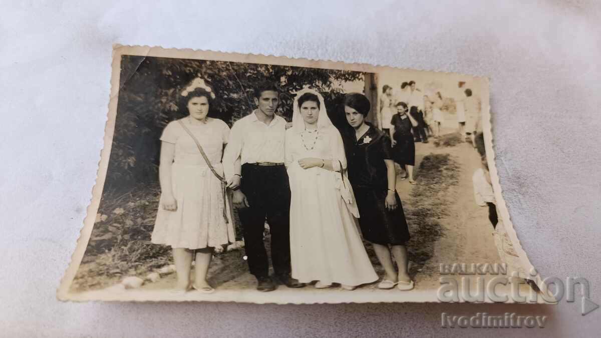 Снимка Младоженци със свои приятели 1964