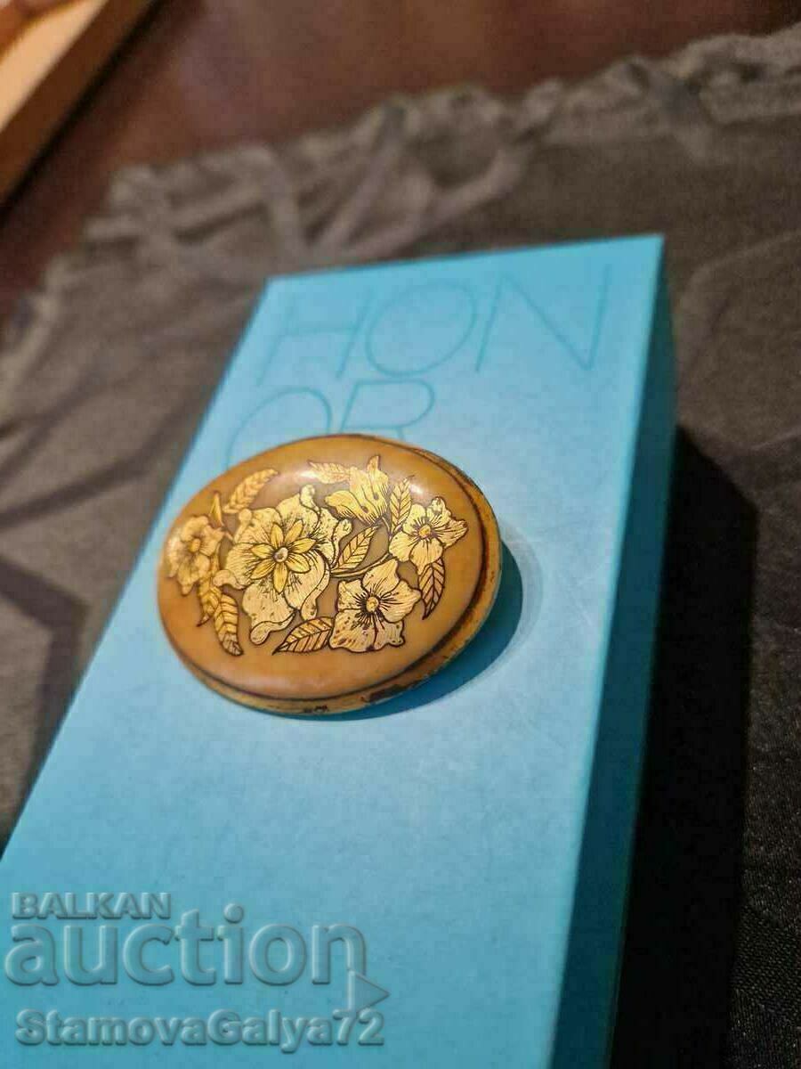 Auction A beautiful large antique French brooch Auction A beautiful large antique French brooch