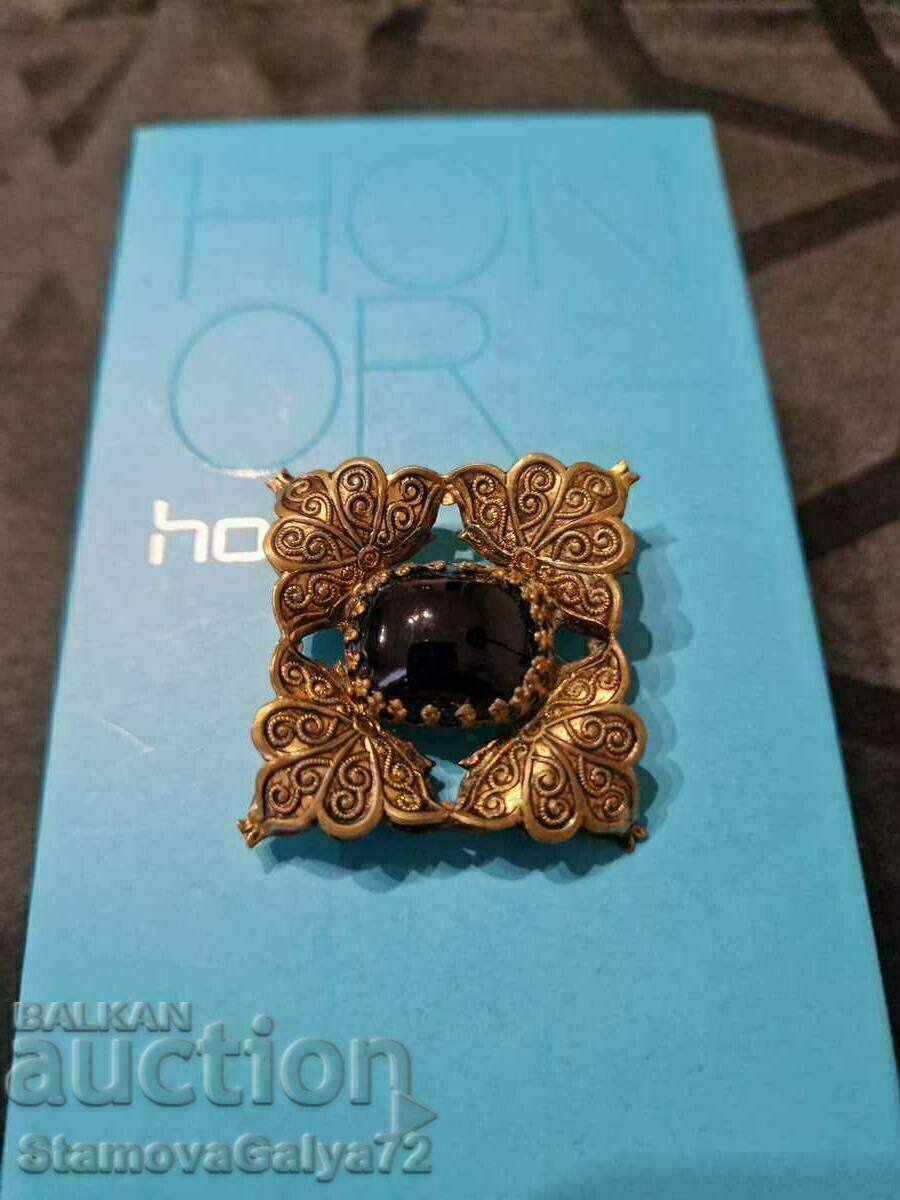 Auction  A great antique English brooch