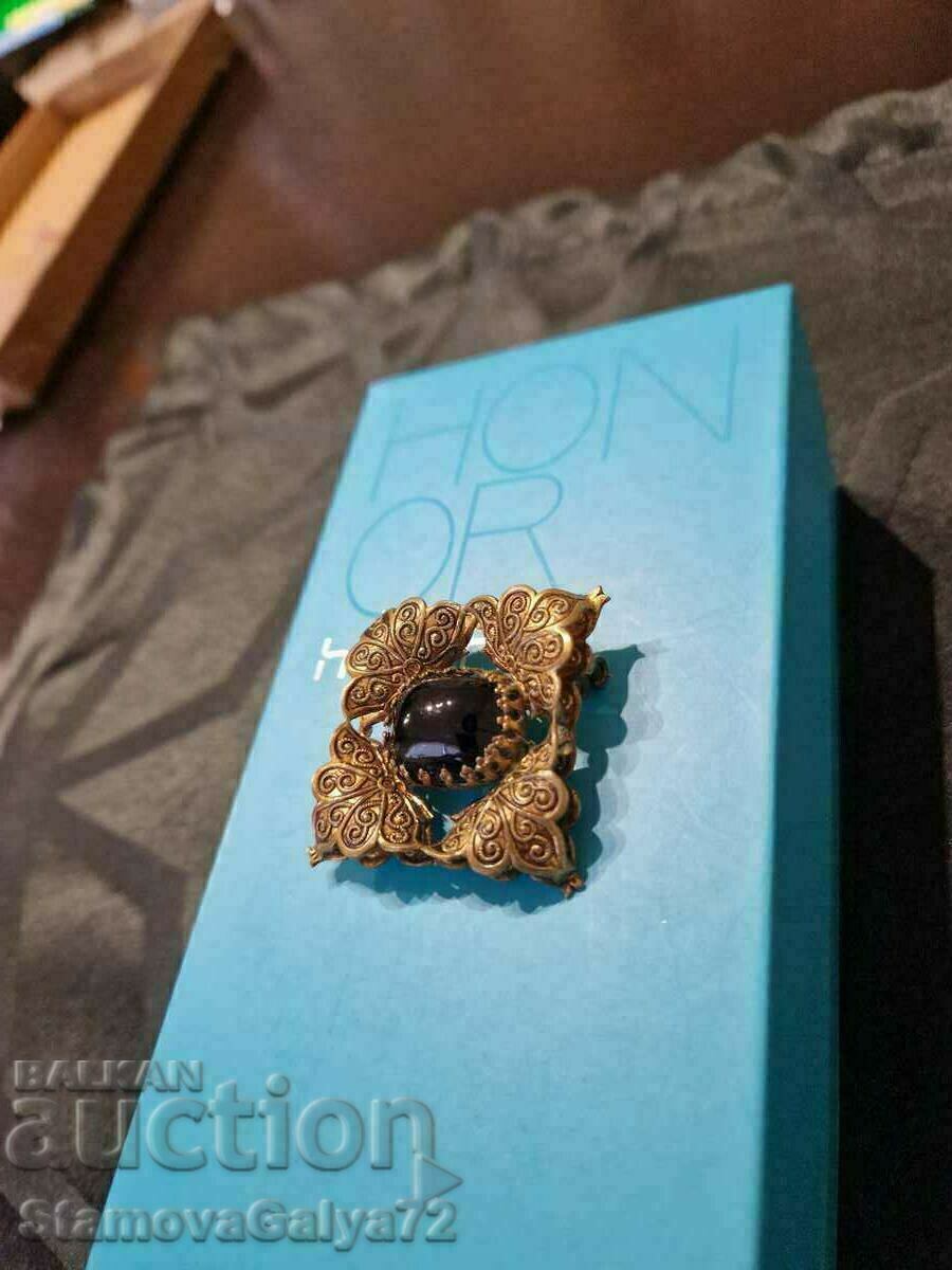 Delivery of A great antique English brooch