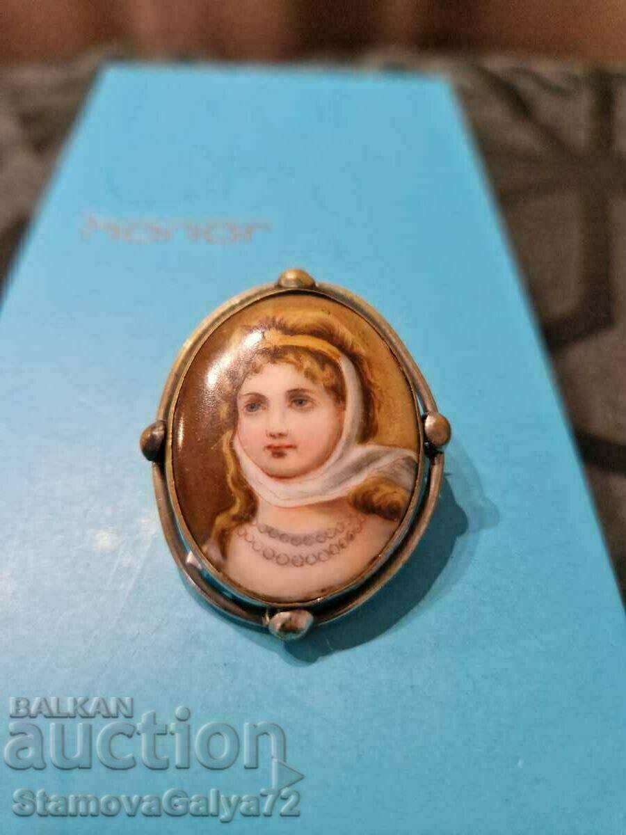 An extremely beautiful antique French porcelain brooch with price 69.00 BGN | € 35.28 An extremely beautiful antique French porcelain brooch with price 69.00 BGN | € 35.28