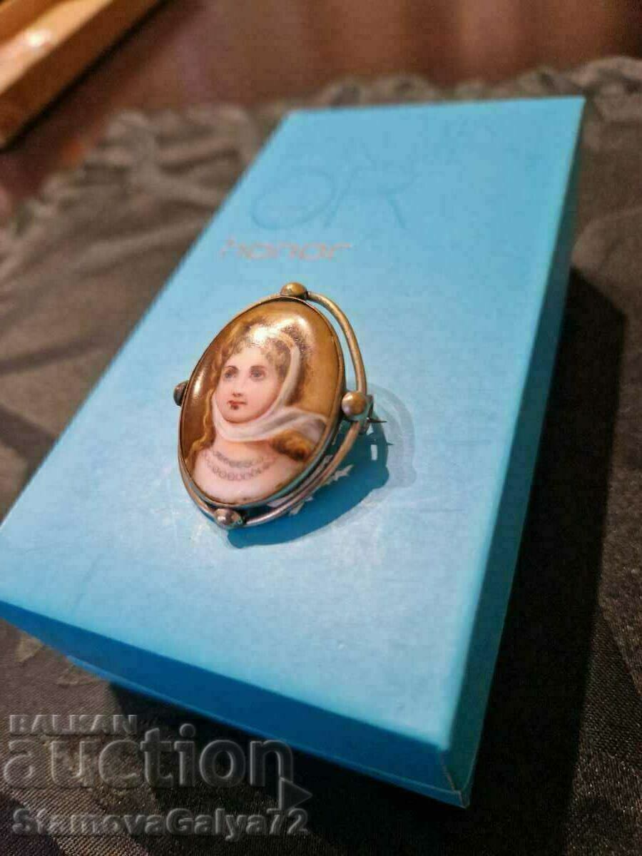 Auction An extremely beautiful antique French porcelain brooch Auction An extremely beautiful antique French porcelain brooch