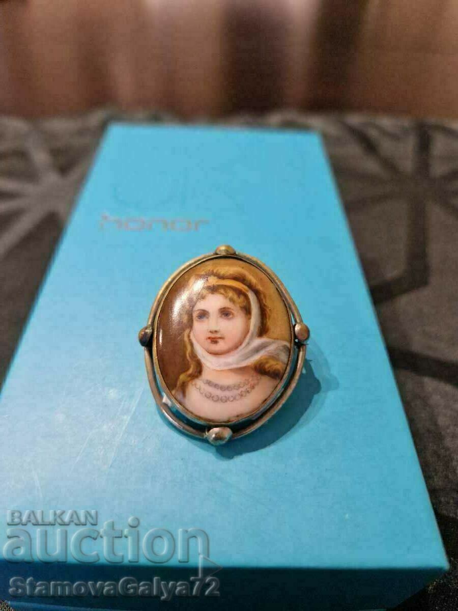 An extremely beautiful antique French porcelain brooch An extremely beautiful antique French porcelain brooch