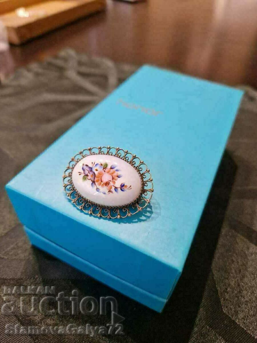 Delivery of An exceptional antique French porcelain filigree brooch