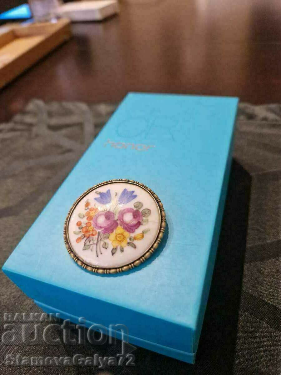 Licitație O superbă broșă antică din porțelan belgian