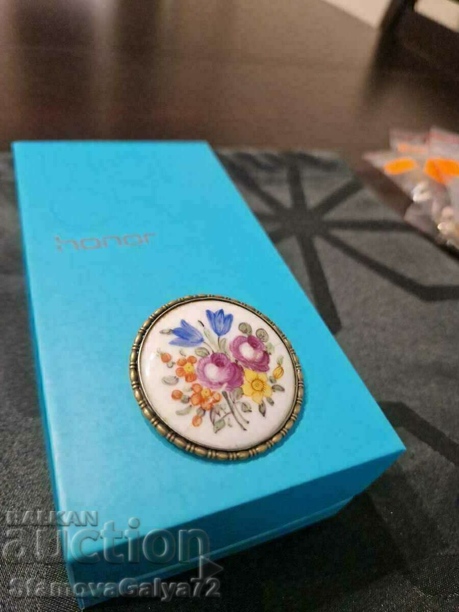 Доставка на Чудесна антикварна белгийска порцеланова брошка Доставка на Чудесна антикварна белгийска порцеланова брошка