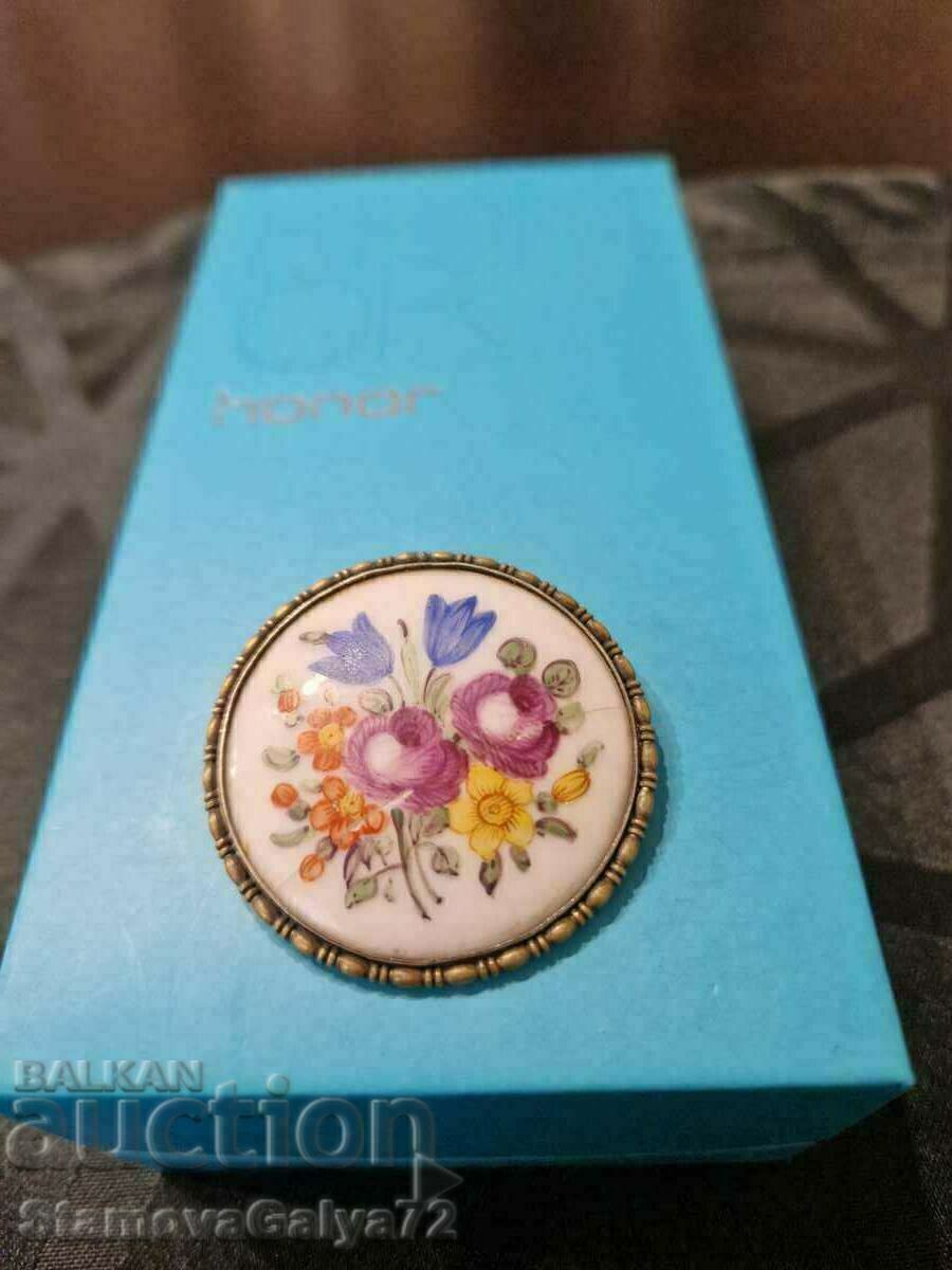 O superbă broșă antică din porțelan belgian