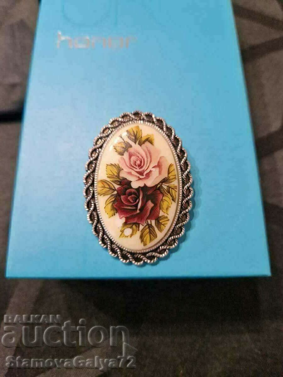 Auction Exquisite beautiful antique porcelain brooch Auction Exquisite beautiful antique porcelain brooch