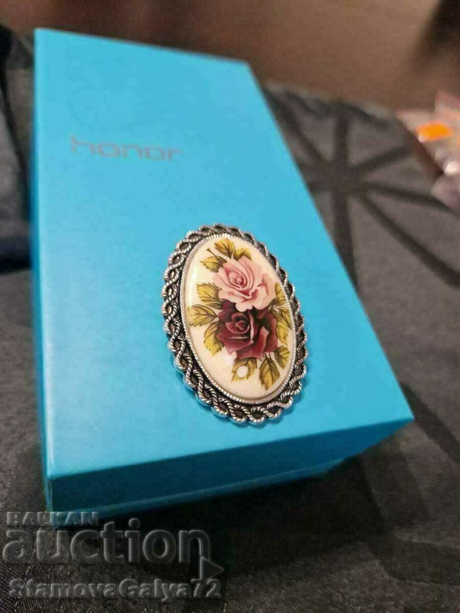 Delivery of Exquisite beautiful antique porcelain brooch Delivery of Exquisite beautiful antique porcelain brooch