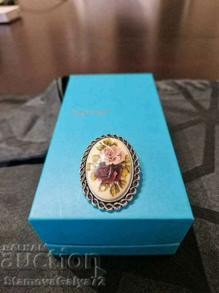 Exquisite beautiful antique porcelain brooch Exquisite beautiful antique porcelain brooch